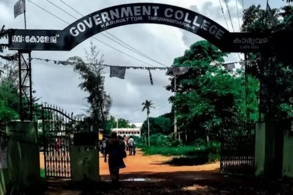 കാര്യവട്ടം ഗവ. കോളേജിലെ റാഗിങ്ങ്എസ്.എഫ്.ഐ. പ്രവർത്തകർക്ക് സസ്പെൻഷൻ കാര്യവട്ടം ഗവ. കോളേജിലെ റാഗിങ്ങ്എസ്.എഫ്.ഐ. പ്രവർത്തകർക്ക് സസ്പെൻഷൻ
