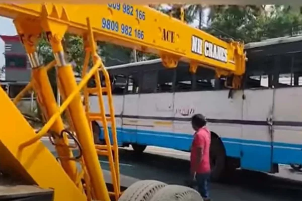 KSRTC ബസിലേക്ക് ക്രെയിൻ ഇടിച്ചുകയറി;തലനാരിഴയ്‌ക്ക് യാത്രക്കാർ രക്ഷപ്പെട്ടു